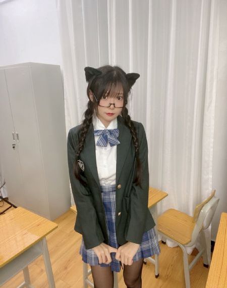 椎名由奈女教师